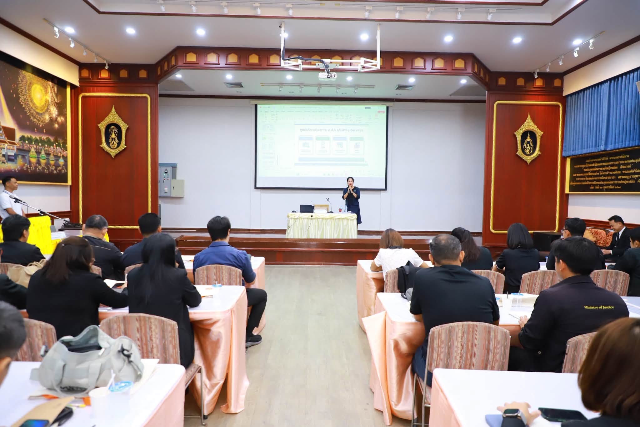 title - บรรยายให้ความรู้ในหัวข้อทิศทาง ส.ป.ก. ในอนาคต (ALRO Future Directions) มุ่งเน้นการปรับเปลี่ยนยุทธศาสตร์เชิงรุกเพื่อรับมือกับความท้าทายในโลก ทั้งสังคมเกษตรกรสูงวัย การขยายตัวของเมือง วิกฤตภูมิอากาศ และเทคโนโลยี AI โดยการขับเคลื่อนจะเน้นบูรณาการฐานข้อมูลอัจฉริยะ (ALRO One Data)